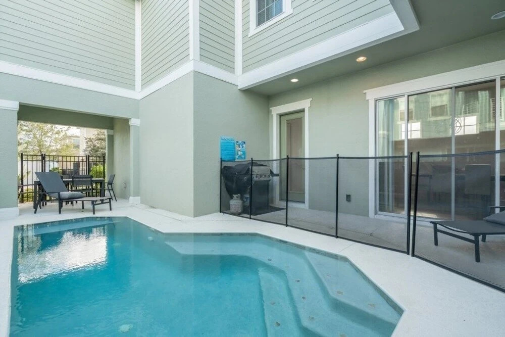 Spacious 5 Bedrrom/ 5 Bath Home- Private Pool, Full Kitchen, Free Wifi 5 Bedroom Villa by Redawning