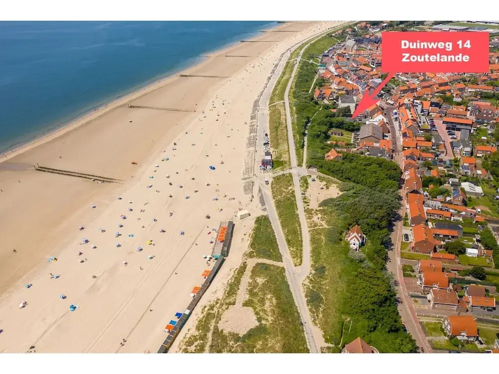 Cozy Holiday Home 3 Minutes From the Beach!