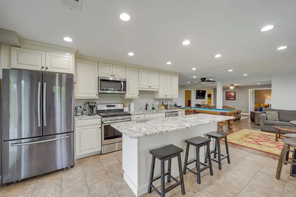 Classy Home w/ Hot Tub + Mt. Jefferson Views