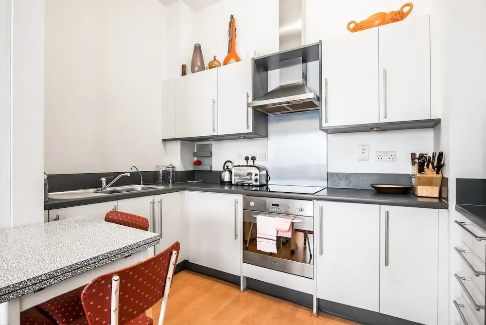 Bright 1BR Home Near Arsenal Stadium W/balcony