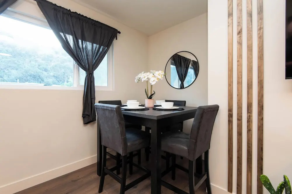 Wonderful 2-BR Apt Near Dodger