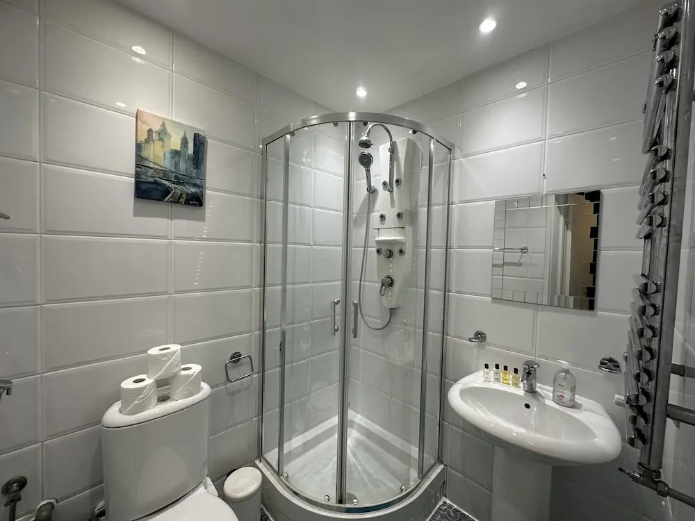 Gorgeous 4 Bedrooms, 5-baths House Central London