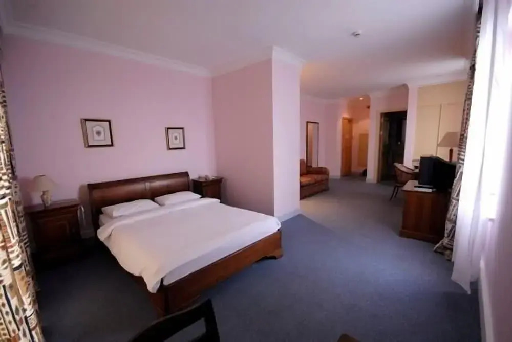 K&H Royal Hotel