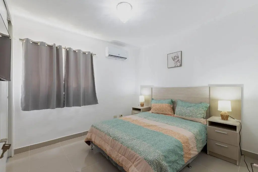 Moderno Apt W / aparcamiento gratuito y AC en todos los 3brs