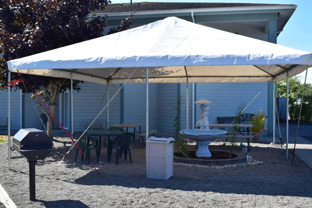 Dew Drop Inn