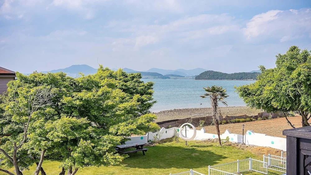 Yeosu Dangdangi Dog Family Pension Gold