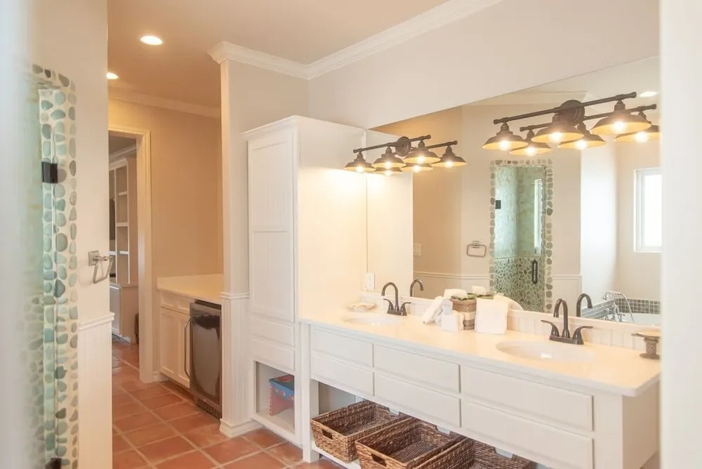 Salt and Horns - 4 Br Home