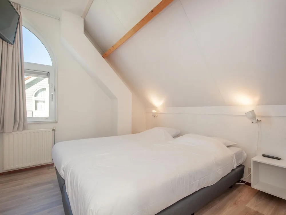 Detached Well-kept Villa With Garden, Near the Beach