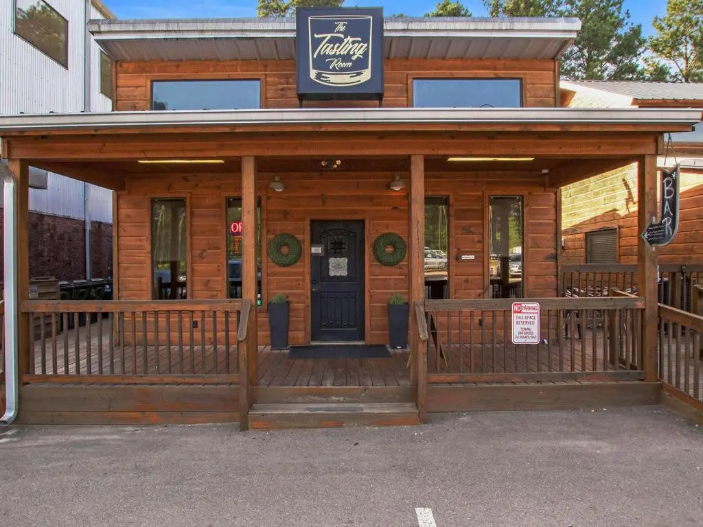 Large Luxury 2BR Cabin w Hot Tub Double Trouble was designed for fun comfort and memories minutes from buzzling Hochatown and beautiful Beaver Bend State Park