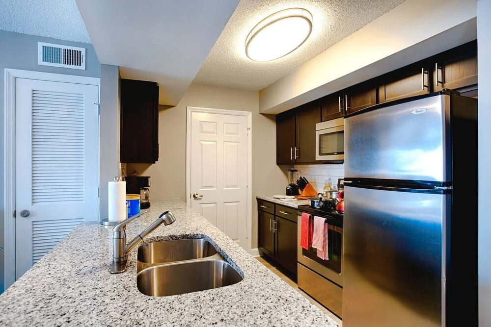 Honky Tonk Luxury 2BR/2BATH - Fast WIFI - Work Area - Free Parking! (CH2)