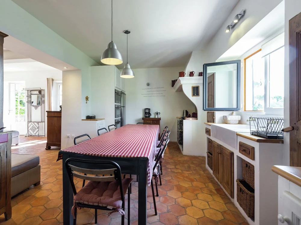 18thC perfumers home, heated pool & view