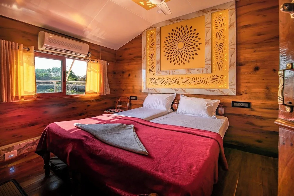 Coco HouseBoat