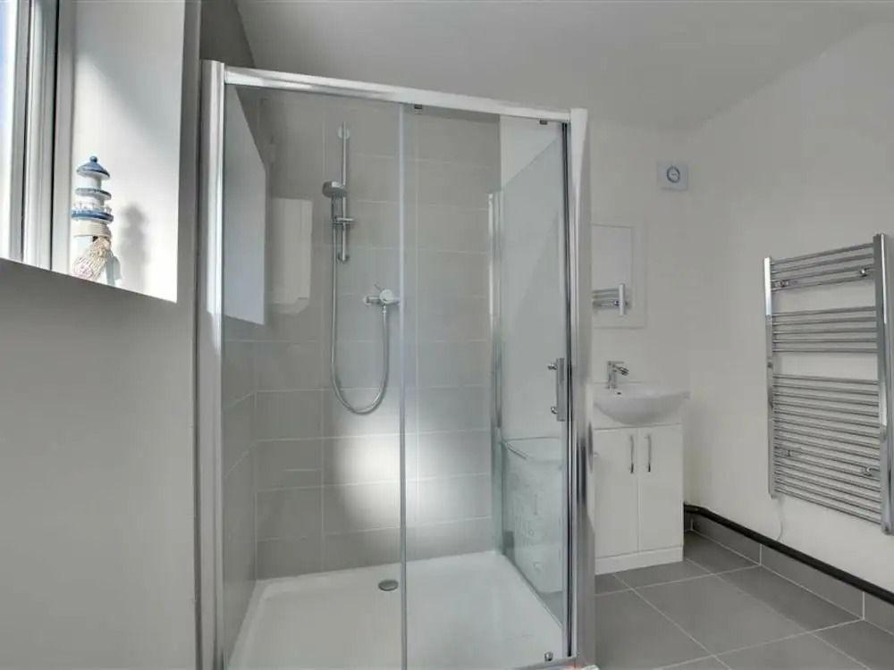 Comfortable and Luxurious Family Home With Beautiful Sunny Garden, Close to the Beach