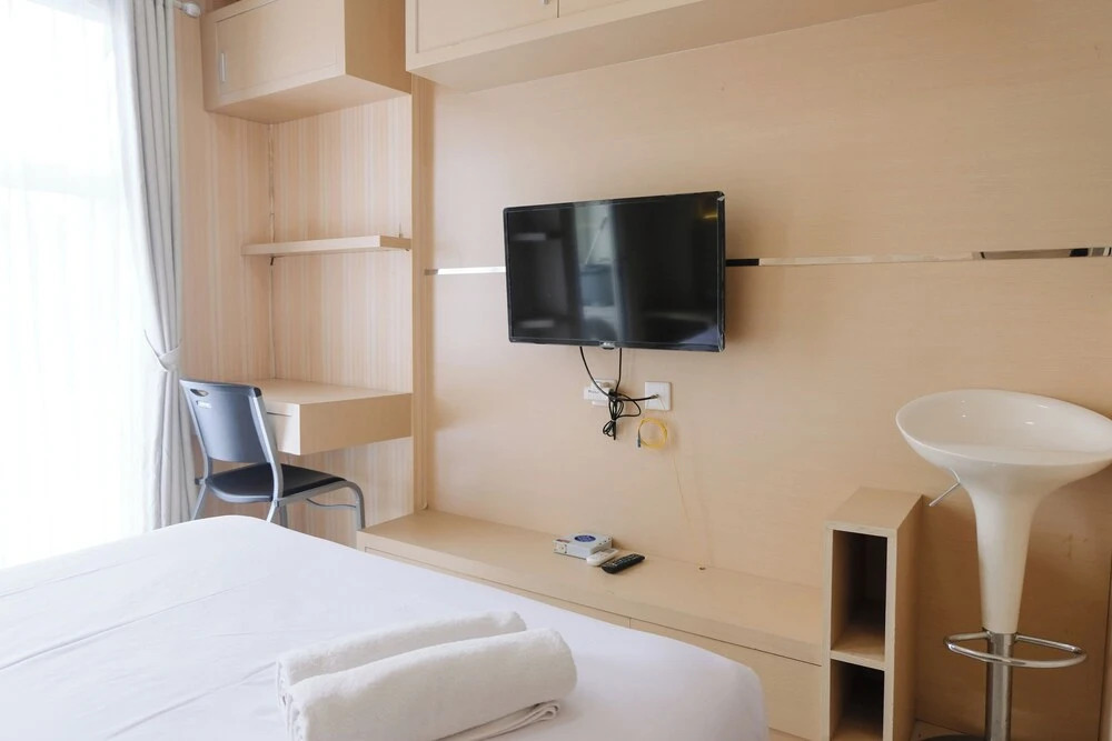 Good Deal Studio Apartment At Parahyangan Residence