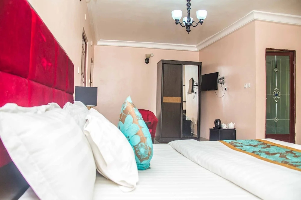 Royal Crest Hotel & Suites