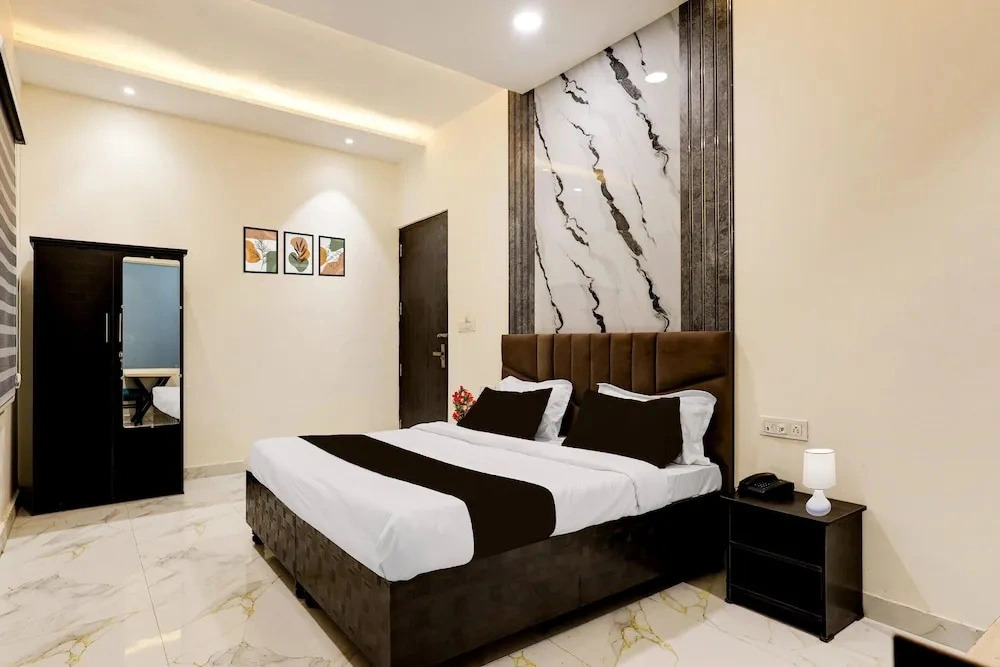 Deluxe Super Townhouse by OYO GT Road