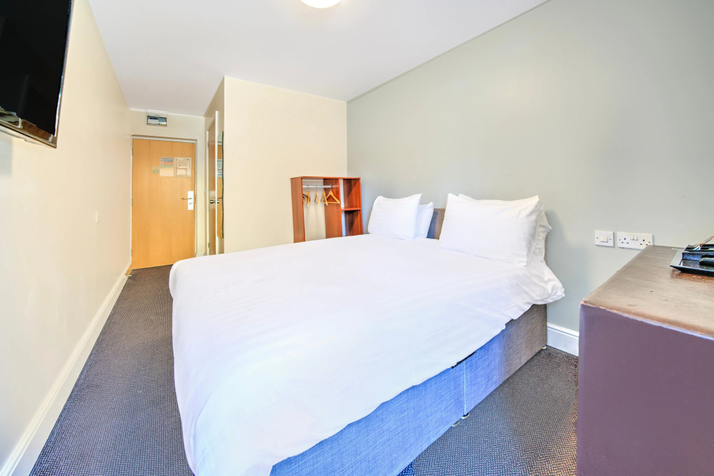 GO2 Gloucester Hotel by OYO