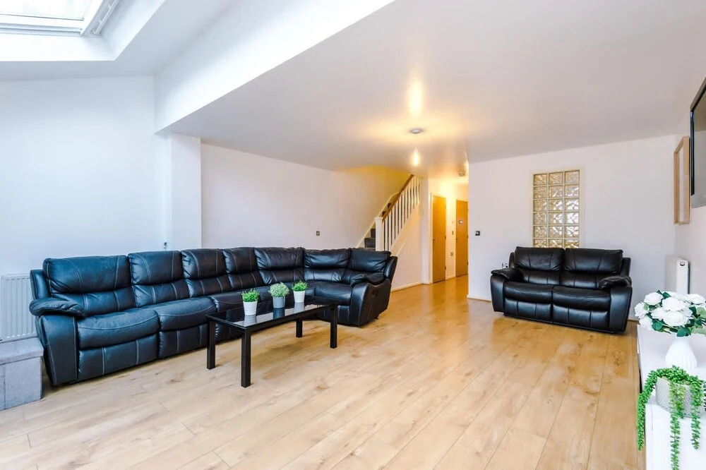 Beautiful 3-bed House in Salford,