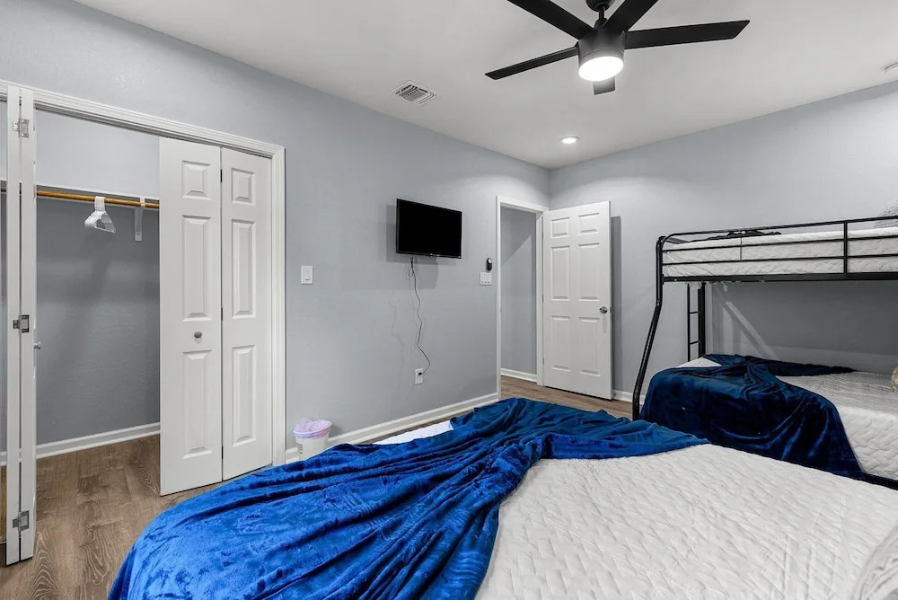 Inviting 4br/2.5ba Downtown Home With Ample Space!