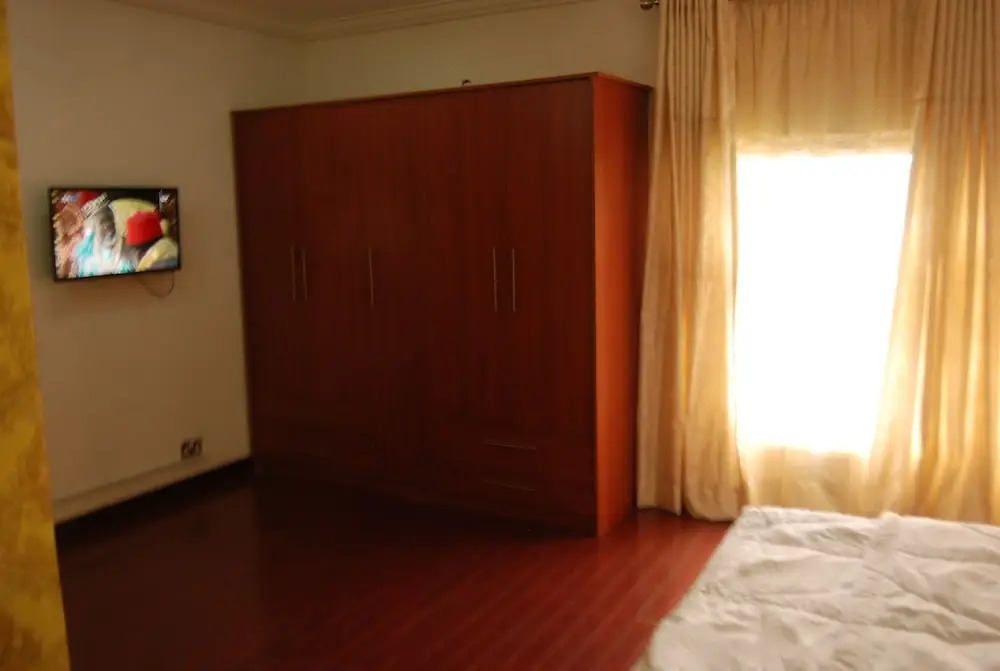 Kings Court Apartment