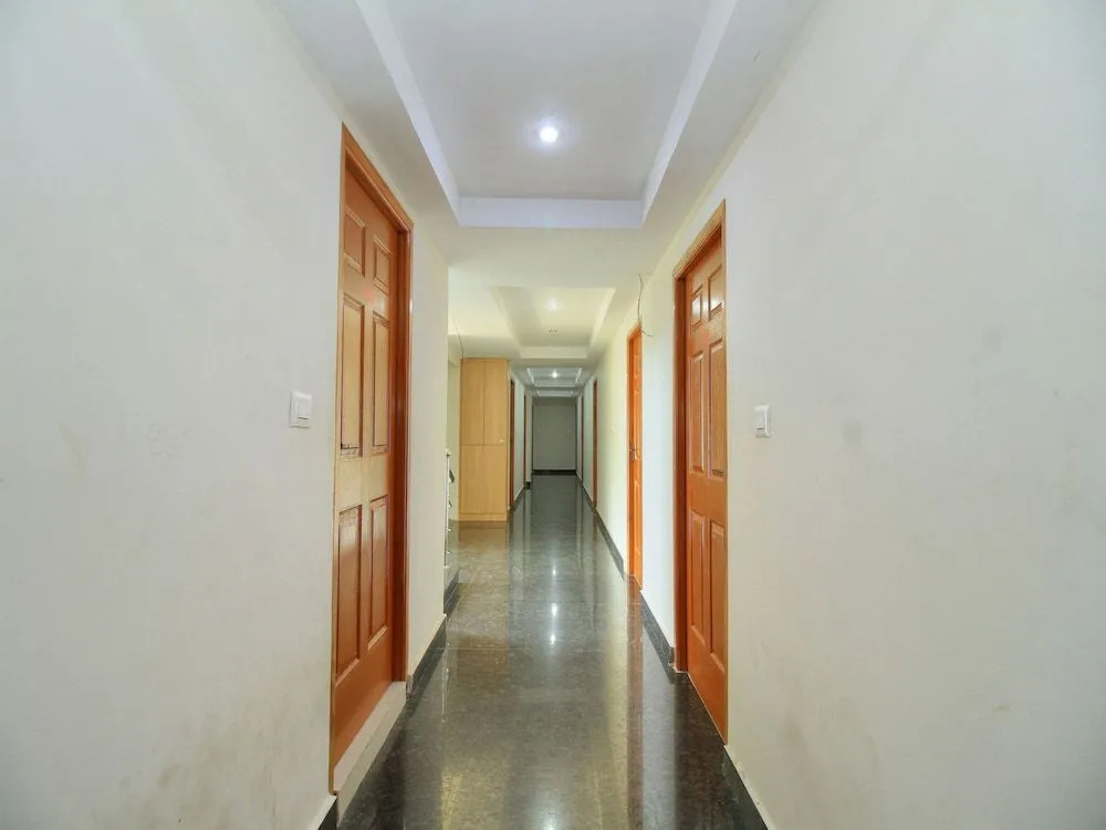 OYO 15948 Hotel Srees