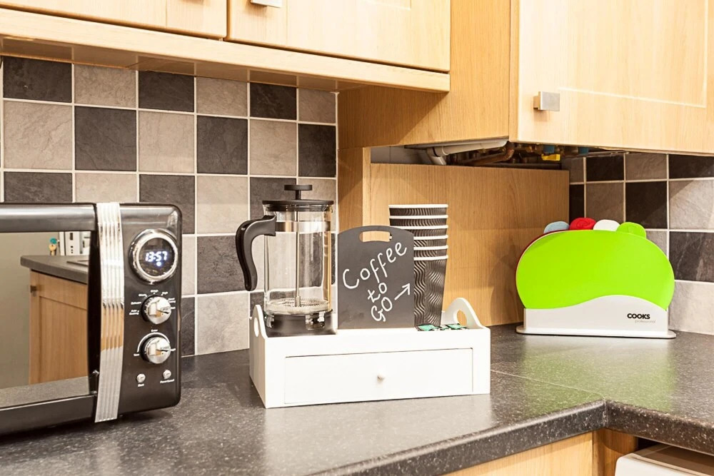 Gatwick Place- 4 bed 2 Bath Self Contained House Ideal for Keyworkers