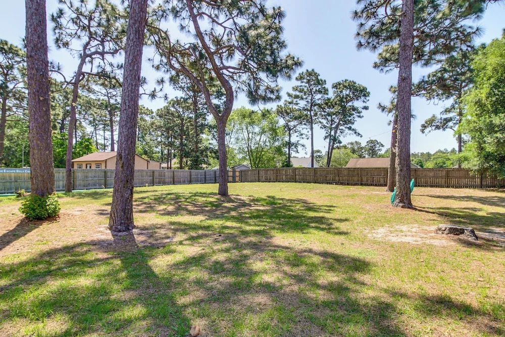 Navarre Home w/ Game Area + Screened-in Porch