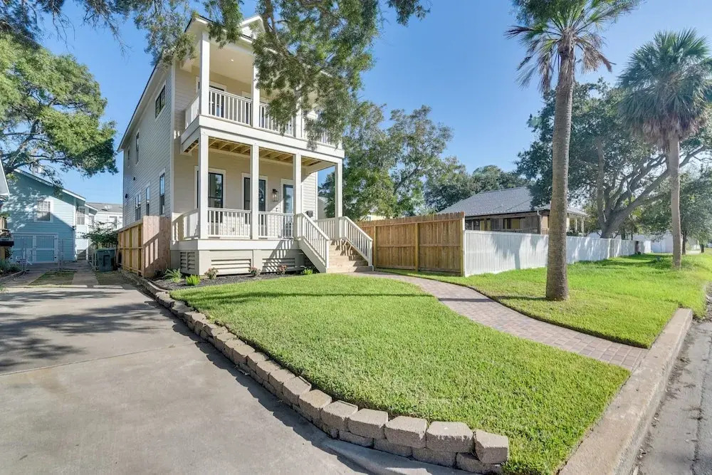 1 Mi to Ocean! Galveston Getaway w/ 2 Balconies