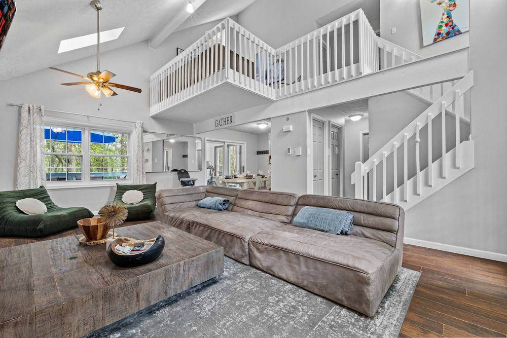 Charming Chalet w Hot Tub King Suite Dog Friendly