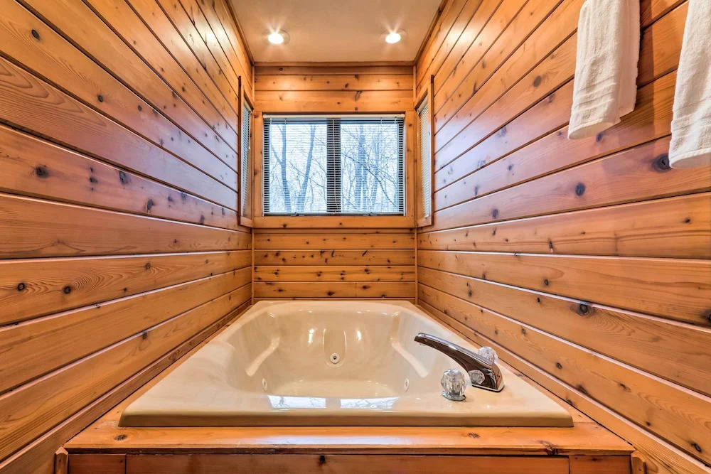 Lake Harmony Home w/ Deck - 3 Mi to Ski Slopes!