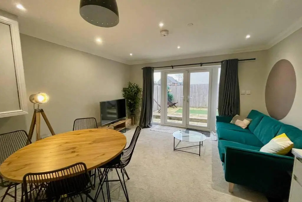 Stylish Modern Two Bedroom Apartment with Garden