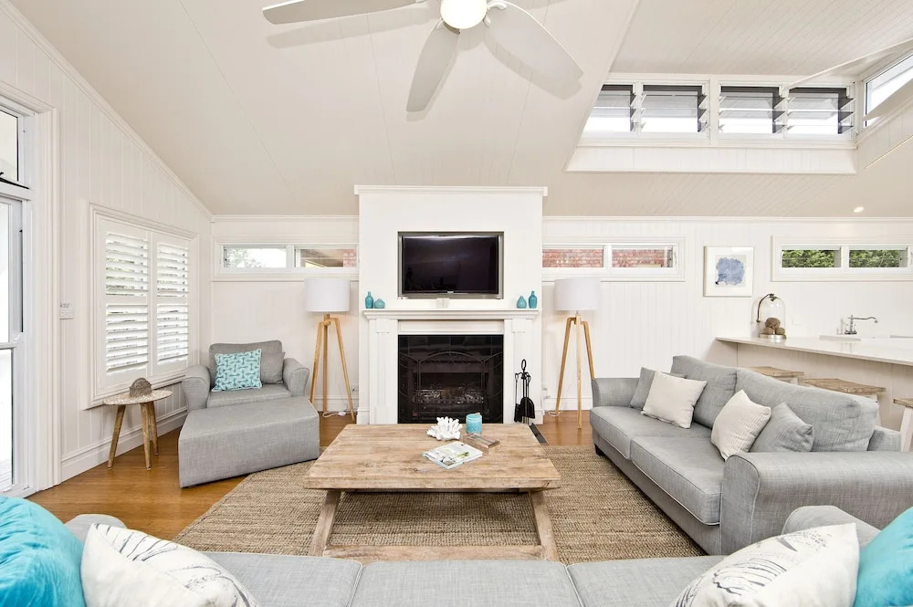The Hamptons Beach House near Dutchies walk to Nelson Bay