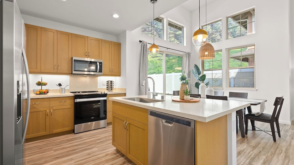 Sleeps 16, 2 Homes Ocean Views, Shared Pool + Gym, Near the Beach Avantstay
