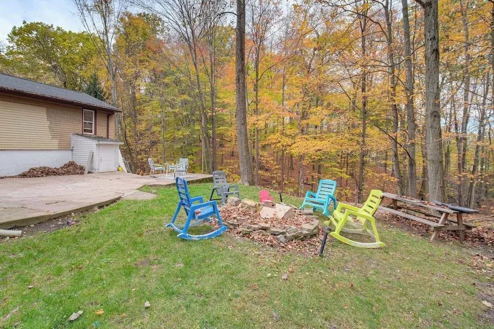 Easy Cleveland Access! Quiet Suburb Stay w/ Yard