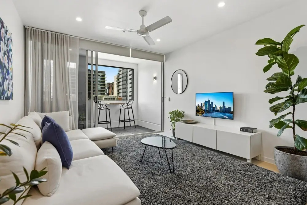 Stellar Location With Parking, Pool & Gym Access