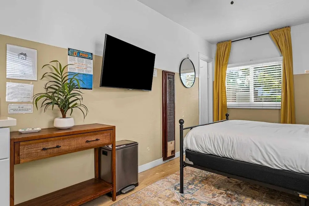 Live Like a Local - Studio With Huge Backyard