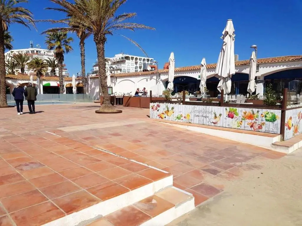 One bedroom appartement at Empuriabrava 50 m away from the beach with lake view and furnished terrace