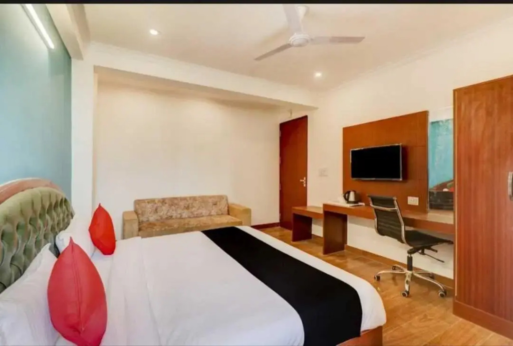 OYO 92328 Admi Suites