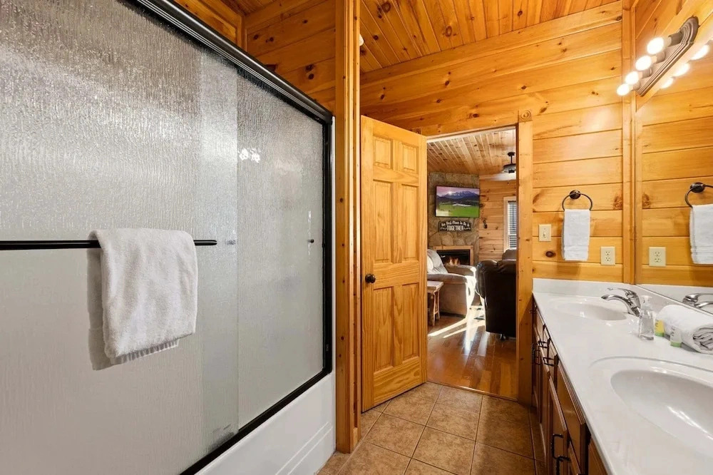 Gatlinburg Mountain Lodge 5 Bedroom Cabin