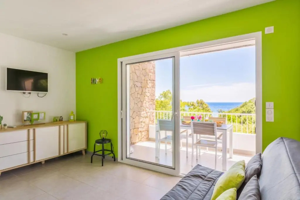 Nice AC studio with large terrace feet in the water in Cavalaire - Welkeys