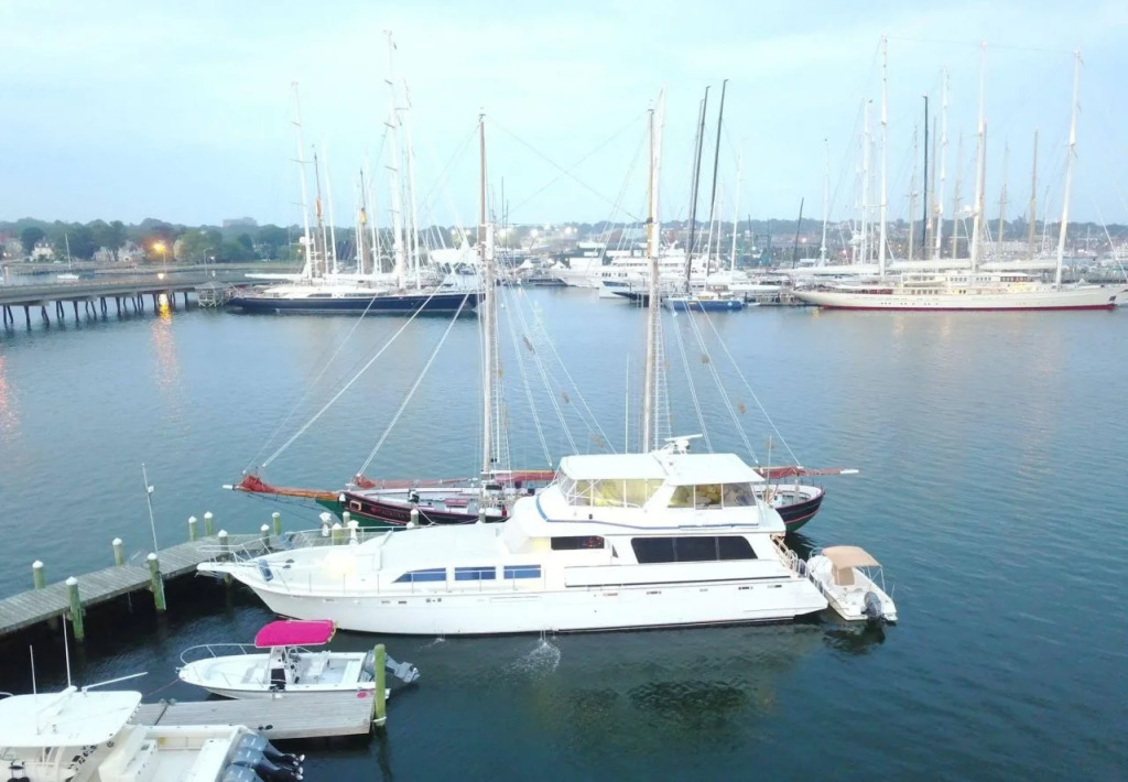 Ocean Romance Dockside B and B Yacht Hotel