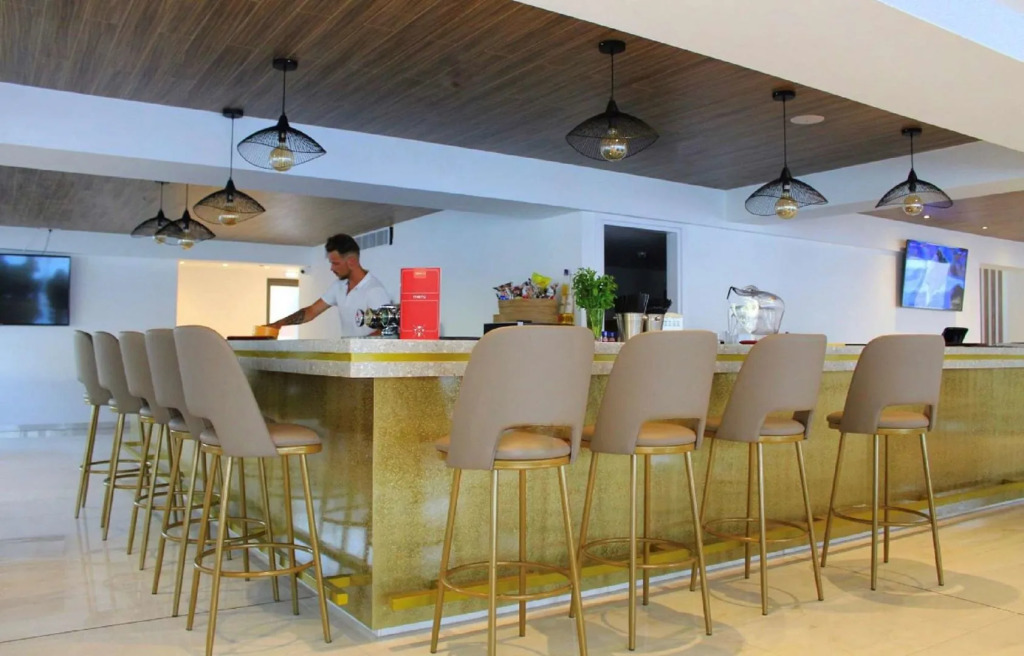 Piere - Anne Beach Hotel
