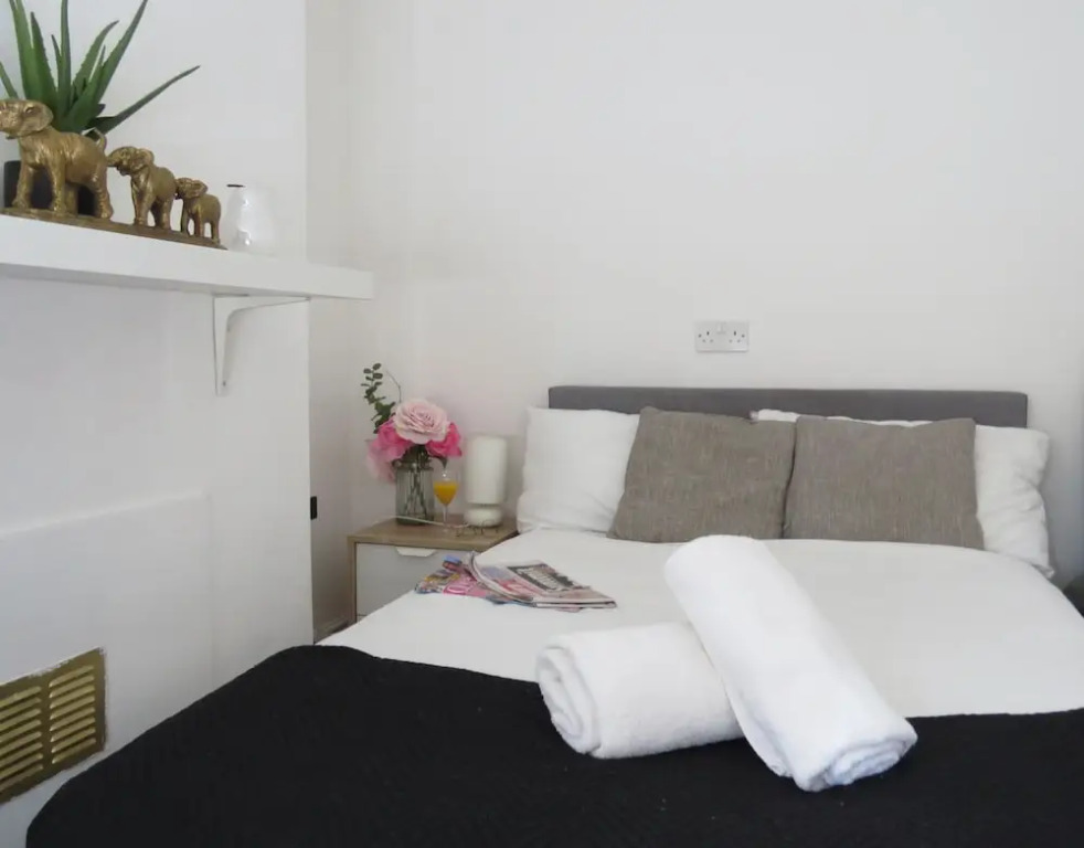Tudors eSuites Coventry Townhouse Private Garden Free Parking