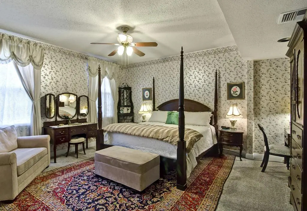Rose Manor Bed & Breakfast