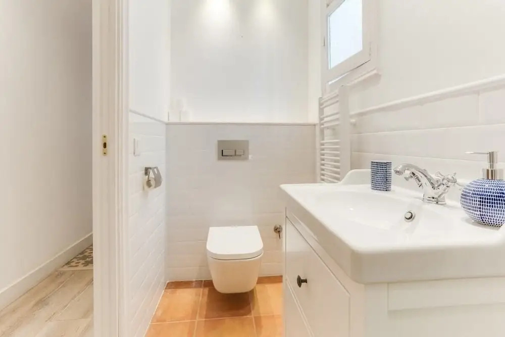 Bright 2 Bed Easily Connected to the Center