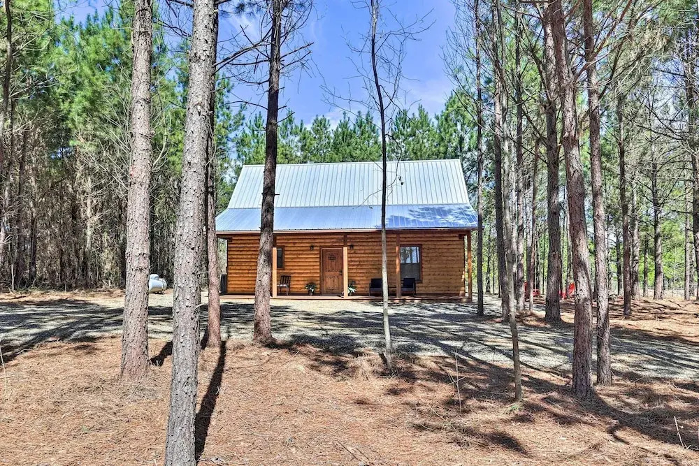 'the Breeze' - Broken Bow Cabin w/ Hot Tub & Deck!