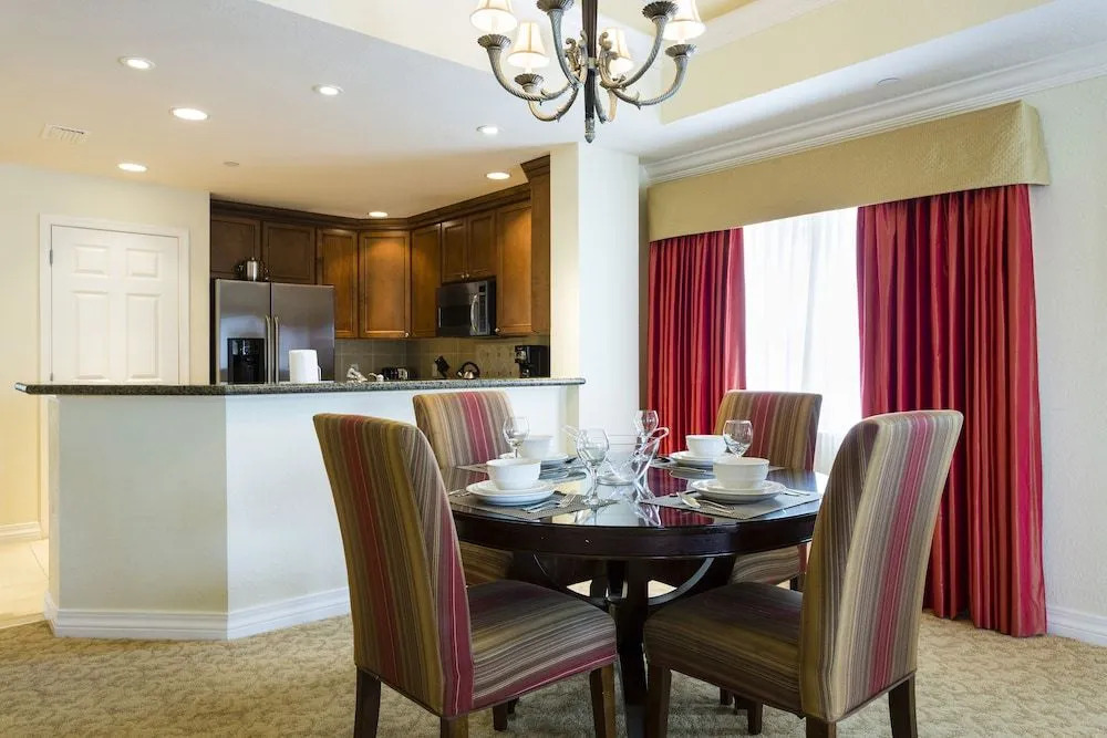 Reunion Backing Onto Golf Course 3 Br condo by RedAwning