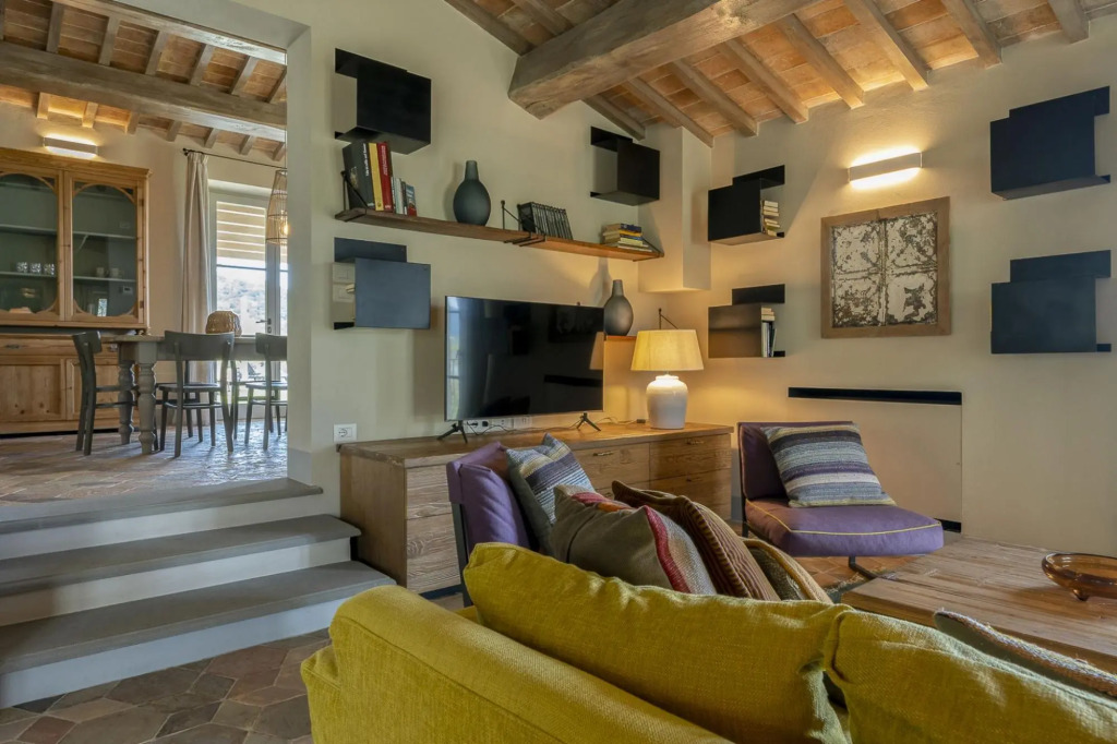 On a private road, nestled among olive trees and unspoilt landscapes, lies Villa Polvese. In an elev-Villa Polvese