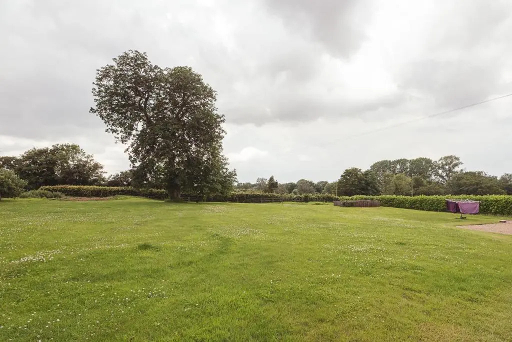 Grove Farm Bungalow with swimming pool, Dallinghoo