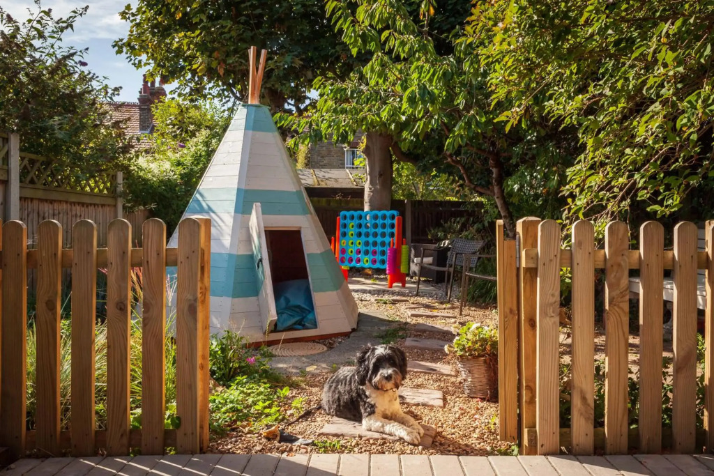 Sea Glimpses with garden, beachhut, parking